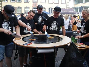 Die "Grillbillies" aus Gauerstadt wurden Sieger der ersten fränkisch-thüringischen Grillmeisterschaft in Bad Rodach. Von links im Bild sind Alexander Saalmann, Stefan Malsch, Florian Boseckert, Clemens Hütter und Theresa Eversberg (es fehlt hier Patrick Jeske). Foto: Michael Stelzner