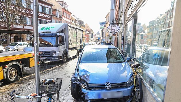 Das Auto eines 66 Jahre alten Mannes steht in Bamberg auf einem B&uuml;rgersteig. Zuvor hatte er die Kontrolle &uuml;ber sein Fahrzeug verloren. Zeugen, die den Unfall beobachtet haben, zogen den Fahrer daraufhin aus dem Auto. Foto: News5/Merzbach