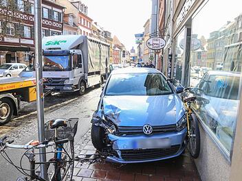 Das Auto eines 66 Jahre alten Mannes steht in Bamberg auf einem B&uuml;rgersteig. Zuvor hatte er die Kontrolle &uuml;ber sein Fahrzeug verloren. Zeugen, die den Unfall beobachtet haben, zogen den Fahrer daraufhin aus dem Auto. Foto: News5/Merzbach