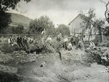 Dieses Foto zeigt die Grabungsarbeiten für das Grundfest der Brauerei Kraus 1929. Das Kind im Vordergrund verdeutlicht die Lage eines Skelettes, das dabei gefunden wurde.  Repro: FT
