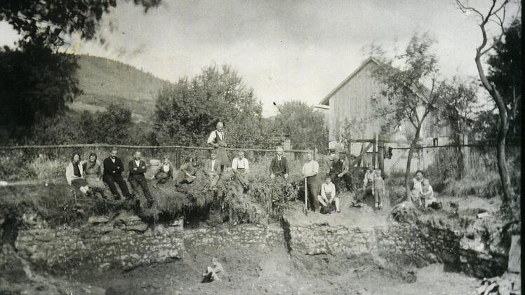 Dieses Foto zeigt die Grabungsarbeiten für das Grundfest der Brauerei Kraus 1929. Das Kind im Vordergrund verdeutlicht die Lage eines Skelettes, das dabei gefunden wurde.  Repro: FT