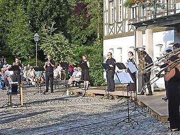 „Gloria Brass“ beim Auftritt in Muggendorf