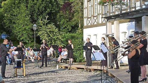 „Gloria Brass“ beim Auftritt in Muggendorf