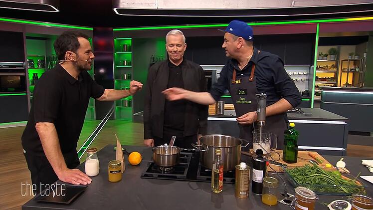 Wenn seine Schützlinge am Arbeiten sind, herrscht meist noch Ordnung an der Kochstation. Steffen Henssler selbst pflegt einen eher chaotischen Stil.