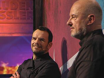 Zwei gegen einen: Bei "Grill den Henssler" (VOX) l&auml;sterten die Grill-Gladiatoren Steffen Henssler (links) und Frank Rosin gegen den abwesenden gemeinsamen "Lieblings-Feind" Tim M&auml;lzer.