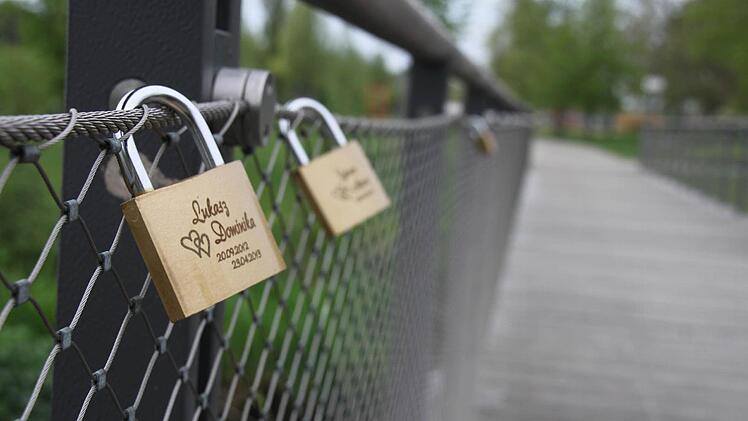 Liebesglück an der Bachbrücke.