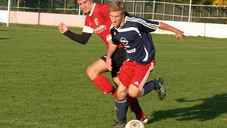 Der eingewechselte Eberner Sven Steinert (vorne, blaues Trikot) zieht an seinem Gegenspieler vorbei.