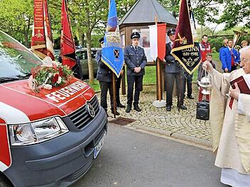 Weihwasser und Weihrauch: Pfarrer Dr. Benno von Bundschuh weihte den neuen Mannschaft-Transportwagen der Kleinwenkheimer Feuerwehr.