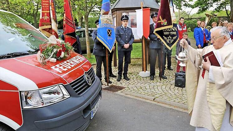 Weihwasser und Weihrauch: Pfarrer Dr. Benno von Bundschuh weihte den neuen Mannschaft-Transportwagen der Kleinwenkheimer Feuerwehr.