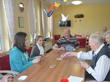 Viel Spaß hatten Firmlinge und Senioren beim beim Uno- Kartenspiel.  Foto: Heike Schülein