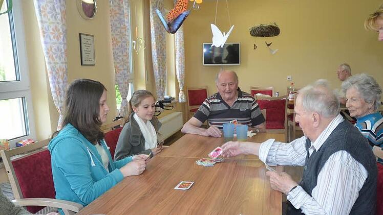Viel Spaß hatten Firmlinge und Senioren beim beim Uno- Kartenspiel.  Foto: Heike Schülein
