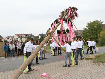 Der Stammtisch "Schdamberla" stemmte den Kerwabaum in die Höhe. Fotos: Mathias Erlwein