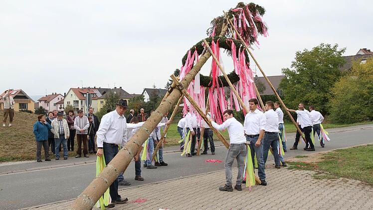 Der Stammtisch "Schdamberla" stemmte den Kerwabaum in die Höhe. Fotos: Mathias Erlwein