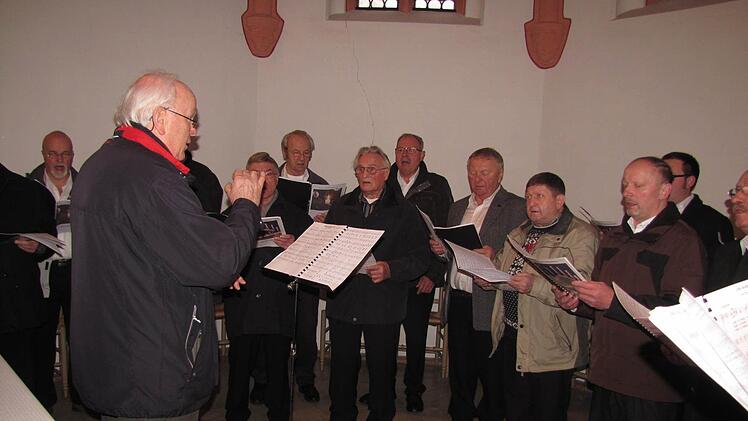 Der gemeinsame Männerchor der Gesangvereine aus Rohrbach, Zeickhorn und Hönbach unter der Leitung von Roland Heublein.