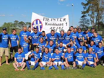 Nach einer gefühlten Ewigkeit zurück in der Kreisliga: Unser Bild zeigt das Meisterteam des VfR Sulzthal mit (hinten, von links) 2. Vorsitzendem Stefan Seufert, Stefan Rechtenbacher, Vorsitzenden Peter Fenn, Felix Neder, Jan Bischoff, Fabian Weber, Trainer Stephan Penquitt, Benedikt Jammers, Frank Glöckner, Felix Kess, Alexander Unsleber, Michael Müller, Roman Olbrich und Andreas Mauder; (Mitte, von links) Michael Halboth, Timo Andruschek, Tim Eckert, Randy Diez, Maximilian Rausch, Benjamin V...