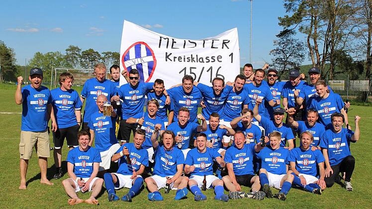 Nach einer gefühlten Ewigkeit zurück in der Kreisliga: Unser Bild zeigt das Meisterteam des VfR Sulzthal mit (hinten, von links) 2. Vorsitzendem Stefan Seufert, Stefan Rechtenbacher, Vorsitzenden Peter Fenn, Felix Neder, Jan Bischoff, Fabian Weber, Trainer Stephan Penquitt, Benedikt Jammers, Frank Glöckner, Felix Kess, Alexander Unsleber, Michael Müller, Roman Olbrich und Andreas Mauder; (Mitte, von links) Michael Halboth, Timo Andruschek, Tim Eckert, Randy Diez, Maximilian Rausch, Benjamin V...
