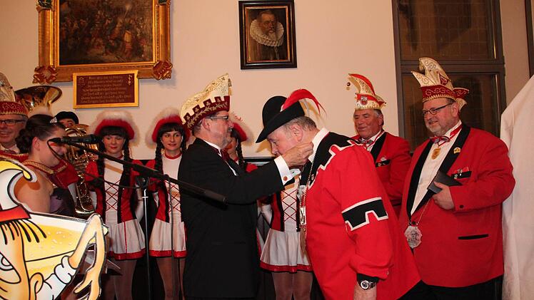 Benno Friedel vom Fastnachtsverband Franken ehrte Heiner Reuß und Heinz Schmidt (2. v.r.). Rechts Präsident Uli Böhm.  Foto: Friedwald Schedel