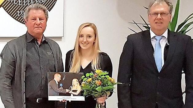 Stolz auf die bei der Sportlergala gekürte Torschützin des Jahres: Der alte und neue Vorsitzende Hans Brückner (li.) und Bürgermeister Volker Dittrich ehren Selina Daminger für ihren "Knipserinstinkt" und die damit verbundene Außenwirkung für den FSV Unterleiterbach. Foto: M. Drossel