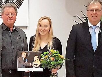 Stolz auf die bei der Sportlergala gek&uuml;rte Torsch&uuml;tzin des Jahres: Der alte und neue Vorsitzende Hans Br&uuml;ckner (li.) und B&uuml;rgermeister Volker Dittrich ehren Selina Daminger f&uuml;r ihren "Knipserinstinkt" und die damit verbundene Au&szlig;enwirkung f&uuml;r den FSV Unterleiterbach. Foto: M. Drossel
