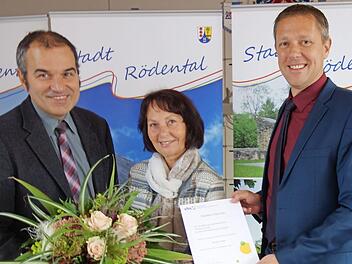 Rainer Maier (links) und Marco Steiner (rechts) überreichen Birgit Engels Ehrenurkunde und Ehrennadel. Foto: Doris Weidner