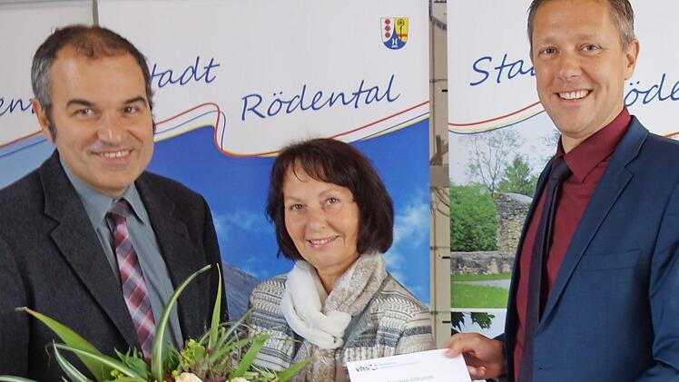 Rainer Maier (links) und Marco Steiner (rechts) überreichen Birgit Engels Ehrenurkunde und Ehrennadel. Foto: Doris Weidner