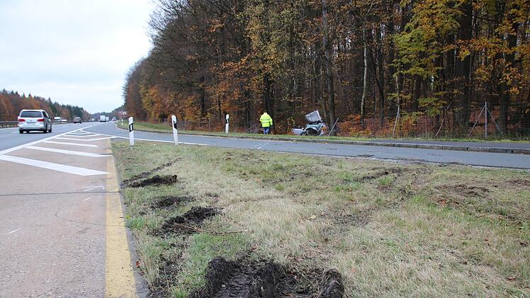 Völlig zerstört blieb der Unfallwagen direkt neben der Autobahn liegen. Die Feuerwehr befreite den eingeklemmten Fahrer. Foto: Ralf Ruppert