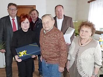 Unser Bild zeigt (von links) Peter Sandler, Christina Flauder, Hans Bauer, Jubilar Willi Friedmann, Bürgermeister Alfred Kolenda und Tochter Edeltraud Marquart.  Foto: Klaus-Peter Wulf