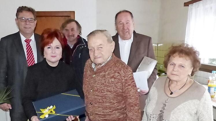 Unser Bild zeigt (von links) Peter Sandler, Christina Flauder, Hans Bauer, Jubilar Willi Friedmann, Bürgermeister Alfred Kolenda und Tochter Edeltraud Marquart.  Foto: Klaus-Peter Wulf