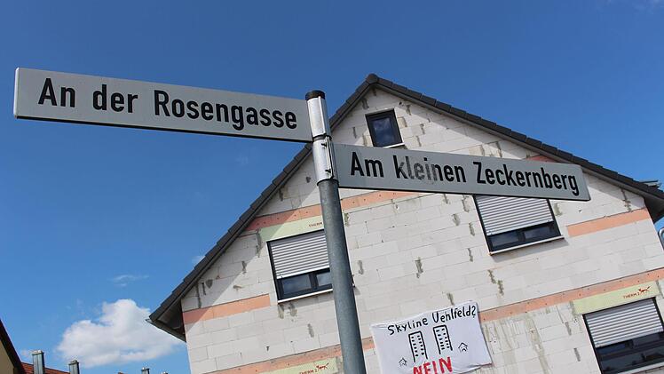 Die Anwohner haben Protestplakate aufgehängt.   Foto: Yannick Hupfer