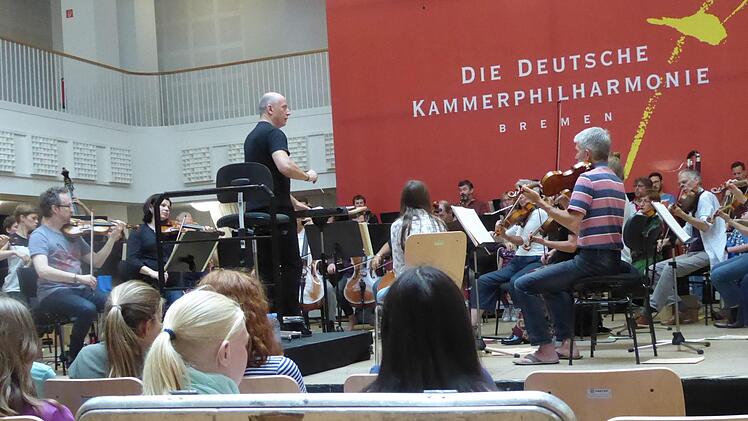 Für die Schülerinnen und Schüler der Gesamtschule Bremen-Ost ist es ganz normal, dass sie jederzeit zu Proben der Bremer Kammerphilharmonie kommen können. Foto: Gerhild Ahnert