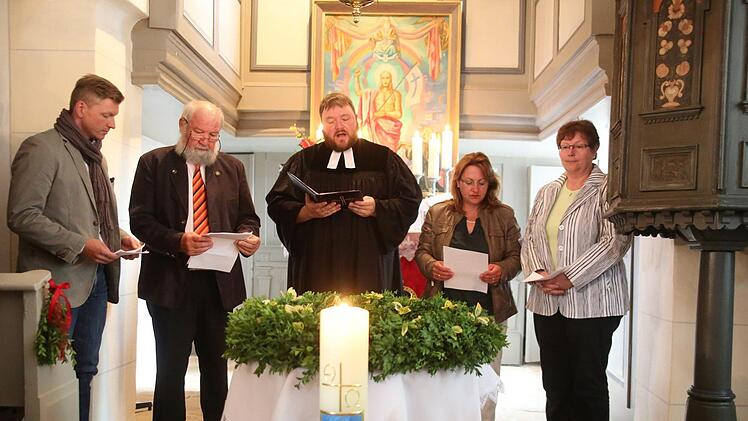 Heute gehört Bischwind zur Kirchengemeinde Heilgersdorf, früher erst zu Memmelsdorf und dann zu Lichtenstein. Und so hatte Pfarrer Tobias Knötig neben Ortssprecher Udo Jahn (links) und Lektorin Petra Grell (2. von rechts) als Einheimischen mit Hartmut Beland (Memmelsdorf) und Sieglinde Bühling (Lichtenstein) auch Vertreter von dort zu Fürbitten eingeladen. Foto: Bettina Knauth