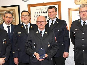 Matthias Petermann (3. v. r.) wurde mit dem Feuerwehr-Ehrenkreuz des Kreisfeuerwehrverbandes ausgezeichnet. Mit bei der Ehrung: Kreisbrandinspektor Johannes Schmitt (3. v. l.) und die beiden Kreisbrandmeister Harald Kraus (2. v. r.) und Rainer Therjan (r.), Vorsitzender Thomas Sawinsky (l.) und Bürgermeister Torsten Gunselmann (2. v. l.).  Foto: Mathias Erlwein