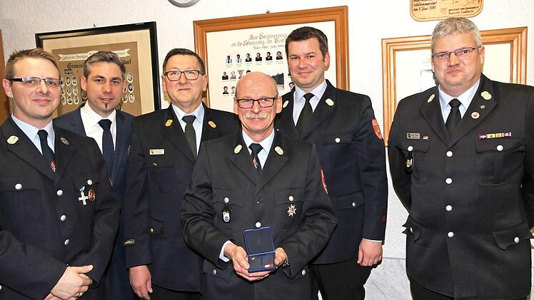 Matthias Petermann (3. v. r.) wurde mit dem Feuerwehr-Ehrenkreuz des Kreisfeuerwehrverbandes ausgezeichnet. Mit bei der Ehrung: Kreisbrandinspektor Johannes Schmitt (3. v. l.) und die beiden Kreisbrandmeister Harald Kraus (2. v. r.) und Rainer Therjan (r.), Vorsitzender Thomas Sawinsky (l.) und Bürgermeister Torsten Gunselmann (2. v. l.).  Foto: Mathias Erlwein