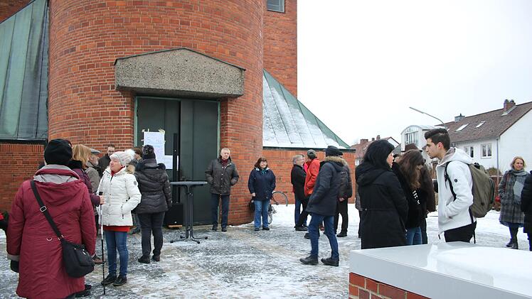Zur &ouml;ffentlichen &Uuml;bergabe kamen auch Freunde und Familie von Hossein. Mirjam Stumpf