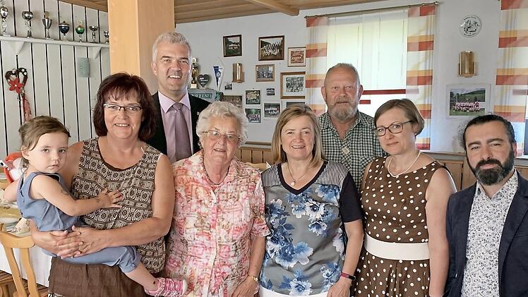 Gertrud Dressel (vierte von links) aus Ebersdorf erhielt viele Glückwünsche zum 90. Geburtstag. Das Bild zeigt die Jubilarin im Kreise ihrer Familie sowie Bürgermeister Timo Ehrhardt (dritter von links). Foto: Schülein