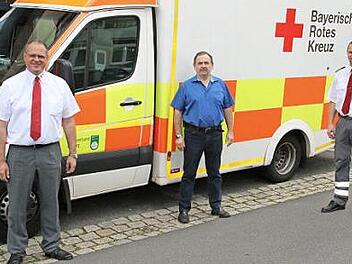 Nach mehr als 30 Jahren ehrenamtlichen Rettungsdienst will sich Bernd Walter (Mitte) nur noch als stellvertretender Bereitschaftsleiter engagieren, mit im Bild BRK- Rettungsdienstleiter Volker Drexler-Löffler (links) und Kreisbereitschaftsleiter Claus Weigand.  Foto: W. Desombre