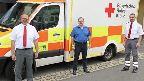 Nach mehr als 30 Jahren ehrenamtlichen Rettungsdienst will sich Bernd Walter (Mitte) nur noch als stellvertretender Bereitschaftsleiter engagieren, mit im Bild BRK- Rettungsdienstleiter Volker Drexler-Löffler (links) und Kreisbereitschaftsleiter Claus Weigand.  Foto: W. Desombre