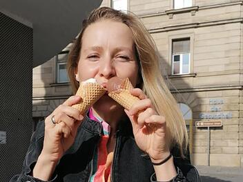 Anna Burkon ist Heilpraktikerin und ganzheitliche Ernährungsberaterin in Coburg - und sie sagt: "Ja, Eis macht glücklich!" Aber, natürlich: "In Maßen!"