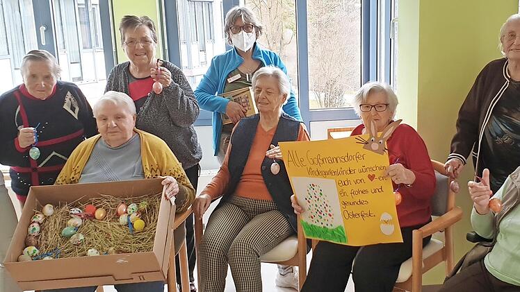 Die Bewohner im Caritas-Altenservicezentrum Sankt Martin freuten sich sichtlich über die Geschenke der Buben und Mädchen aus dem Goßmannsdorfer Kindergarten.