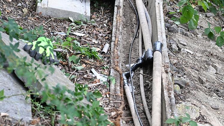 Mehrere Kabel nahe Bahngleise durchtrennt