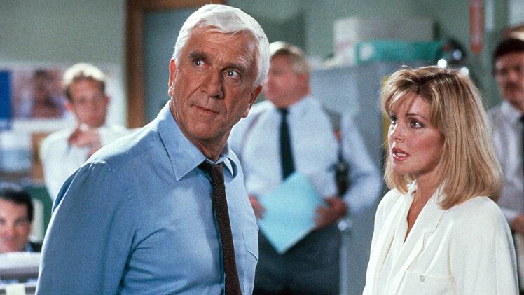 Jane (Priscilla Presley) kann dem Charme von Frank Drebin (Leslie Nielsen) nicht widerstehen.