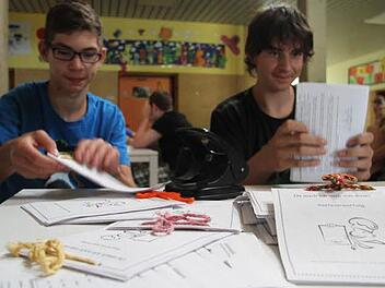 Gero Merkel (15) und Kai Ossendorf (14) gestalten kleine Heftchen mit Rezepten, die Übriggebliebenes wiederverwerten. Fotos: Sonja Adam