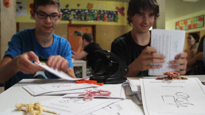 Gero Merkel (15) und Kai Ossendorf (14) gestalten kleine Heftchen mit Rezepten, die Übriggebliebenes wiederverwerten. Fotos: Sonja Adam