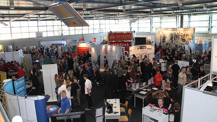 In der zur Messehalle umfunktionierten Turnhalle konzentrierten sich die technisch-handwerklichen und gewerblichen Berufe.