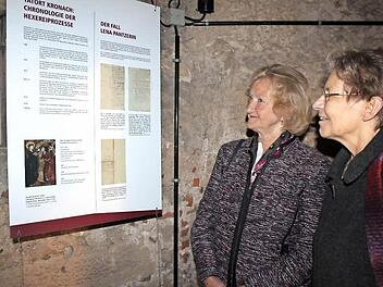 Hanni Wachter (links) und Verena Täuber waren bei der Ausstellungseröffnung mit und zeigten sich sehr interessiert.  Foto: Veronika Schadeck