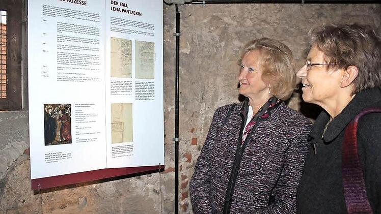 Hanni Wachter (links) und Verena Täuber waren bei der Ausstellungseröffnung mit und zeigten sich sehr interessiert.  Foto: Veronika Schadeck