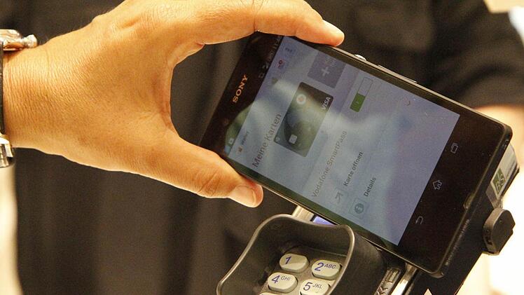 Bezahlen mit dem Handy ist noch unbekannt, aber in immer mehr Geschäften möglich.  Foto: Sebastian Martin