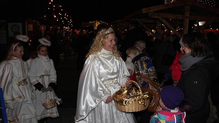 Das Christkind verteilte Süßigkeiten. Foto: Friedwald Schedel