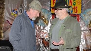 Die beiden alten Gemeinderäten Hermann Mohr (Werner Reißaus, rechts) und Otfried Reißaus (Michael Lehner) Foto: Werner Reißaus