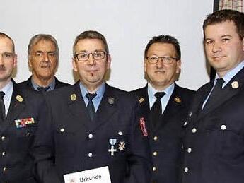 Kreisbrandrat Oliver Flake, Kreisbrandinspektor Johannes Schmitt und Kreisbrandmeister Harald Kraus überreichen Reinhold Ruschig (M.) das Feuerwehrehrenkreuz des Kreisverbandes. Peter Schmitt (2. v. l.) hört nach 16 Jahren als Vorsitzender auf. Fotos: Mathias Erlwein